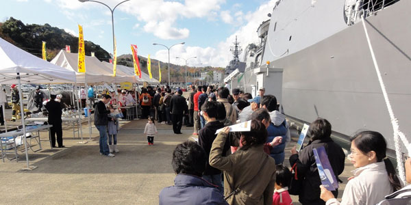 15周年ふるまいの行列自衛隊桟橋で-2